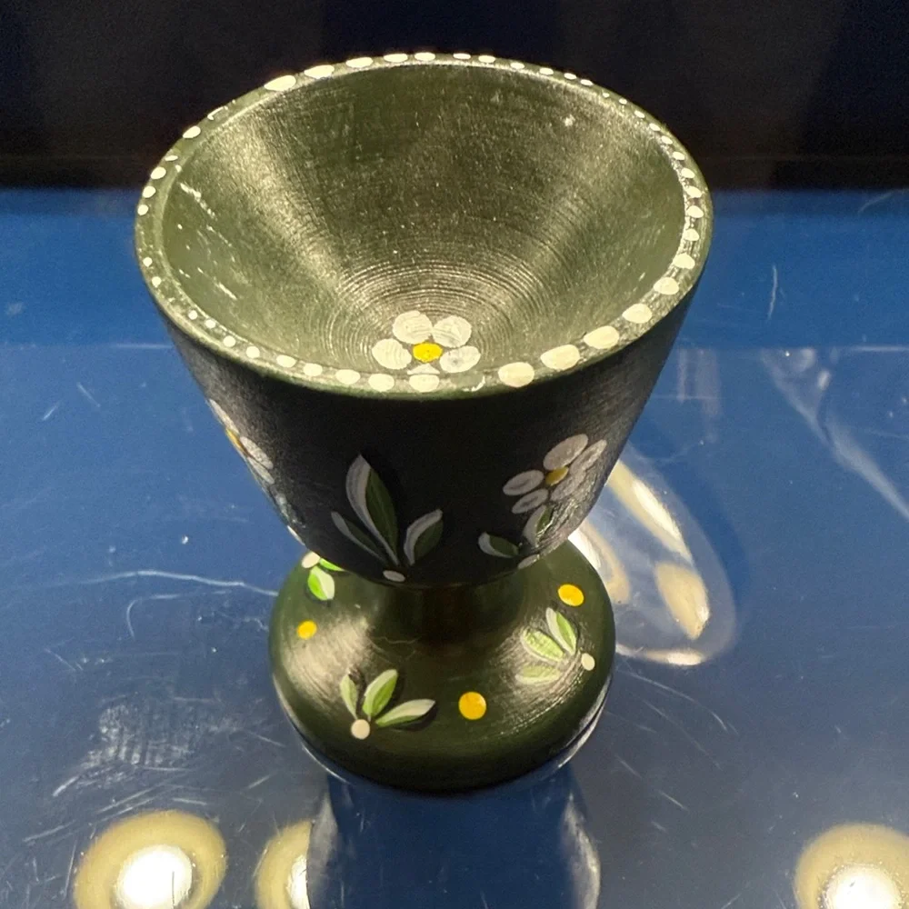 Hand-Painted wooden Floral Green Egg Cup - Picture 1 of 3